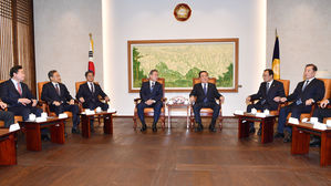 문 대통령 "선거제 개편, 선관위 좋은 안 있으니 논의해달라"