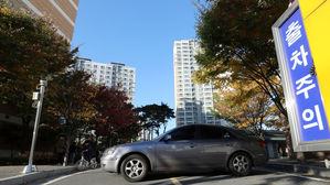 "충전기 왜 설치 안해" 대구서 50대 주민 차로 아파트 정문 막아