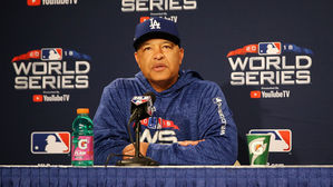 다저스, 로버츠 감독과 4년 계약 연장 합의&hellip;연봉 3배 상승할 듯