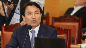 [뉴스pick] 김진태 "양심적 병역거부 무죄? 아들아, 암울한 나라 탓해라"