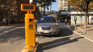 '전기차 충전기 미설치 불만' 50대 이틀째 차로 아파트입구 막아