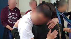 35년만에 엄마 찾아 모국 온 입양아&hellip;경찰 도움에 극적 상봉