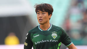 '라이언킹' 이동국, 40대에 그라운드 뛴다&hellip;전북과 재계약