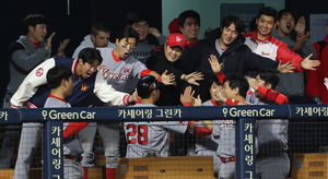 한동민&middot;박정권 투런포 '쾅쾅'&hellip;SK '73.5% 우승 확률 잡았다'