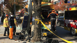 점멸신호서 서로 가려던 시내버스-승용차 충돌 18명 다쳐