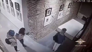 '셀카' 찍으려다…러시아 전시대 넘어져 달리·고야 작품 훼손