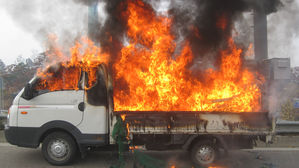 누군가 '툭' 던진 담배꽁초에 달리던 화물트럭 전소