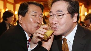 [포토] 이낙연 총리와 안상수 위원장의 '러브샷'