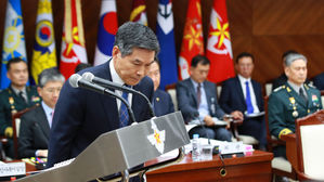 정경두 국방, 내일 '5&middot;18 계엄군 성폭행' 사과문 발표