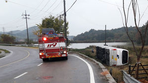 영광서 운전자만 탄 통근버스 논에 추락, 70대 운전자 중태