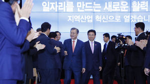 문 대통령, 경북서 두 번째 '지역 경제투어'…방사광가속기 시찰