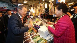 문 대통령 "과메기 장사 요즘 어떠세요"…포항서 지역 경제 살리기