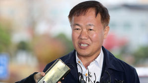 이재수 춘천시장 검찰 출석&hellip;"성실&middot;정직하게 조사받겠다"