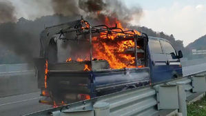 호남고속도로 달리던 1t 화물차 적재함서 화재