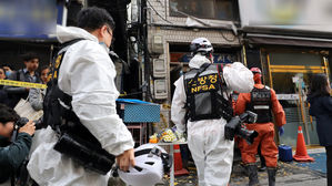 [포토] 종로 고시원 화재 합동 감식&hellip;현장 앞에선 국화꽃 들고 추모