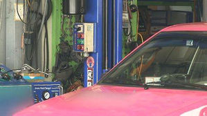 차량 수리 지켜보다 부품에 맞아 시력 손상&hellip;"정비소 책임은 60%"