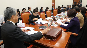 "일단 올려" 국회 예산증액 경쟁…5개 상임위만도 4조 원 ↑