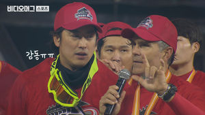 감독보다 더 '감격'한 SK와이번스 통역 매니저의 '감정 풀장착' 통역