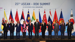 문 대통령-아세안 정상들, "내년 한국에서 만나자"