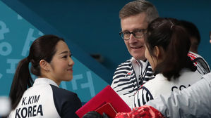 컬링대표팀 외국인 코치 "저는 100% 팀킴을 지지"