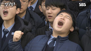 [영상토크] 2019 수능 고사장 풍경…아들의 뒷모습에 엄마는 울었다