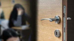 [뉴스pick] "왜 하필 문고리가&hellip;" 1교시 끝나고 화장실에 20분 갇힌 수험생