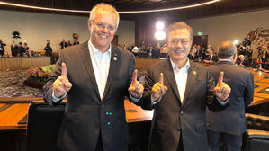 문 대통령 "호주 총리와 축구 평가전 1대1 무승부 축하"