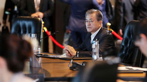 문 대통령 "신흥국 자금 유출·유동성 부족시 세계 경제 위기 우려"