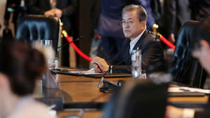 문 대통령 "외교부 김은영 국장 긴급 상황 넘겨&hellip;무사 귀환 바라"