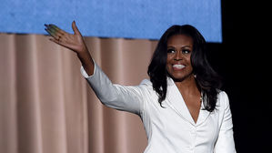 미셸 오바마, 북투어서 트럼프 정부 비판&hellip;오바마 깜짝 등장