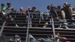 과밀&middot;질병에 시달리던 캐러밴 200명 새 임시쉼터로 이주