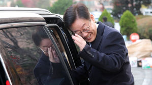 이재명 "주말 동안 재판 준비"…재활용품 박스 들고 나와