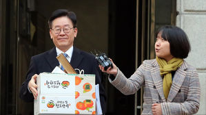 [현장 포토] 재활용 박스 들고 나온 이재명 '여유로운 미소'