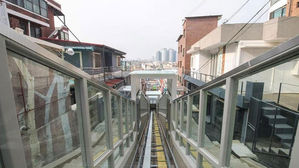 용산구 해방촌 108계단에 경사형 승강기 개통&hellip;"1분 만에 이동"