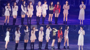 [SBS Star] VIDEO: IU Expresses Her Love for TWICE by Inviting the Group to Her Concert!