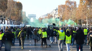"기름값 내려라"&hellip;프랑스 전역으로 번진 '노란 조끼 운동'