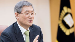 검찰, 고영한 전 대법관 23일 피의자 소환&hellip;재판개입 의혹 조사