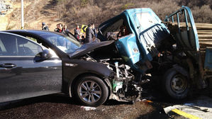 전북 완주군 곡선도로서 봉고-승용차 충돌로 4명 사상