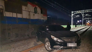 음주운전 차량, 담장 뚫고 철길 진입 후 열차와 충돌