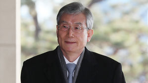 고영한 前 대법관 피의자로 검찰출석&hellip;"사법부 신뢰 회복하길"