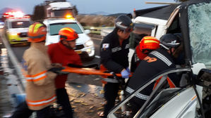 제주 평화로서 1t 트럭, 트랙터 추돌…3명 사상