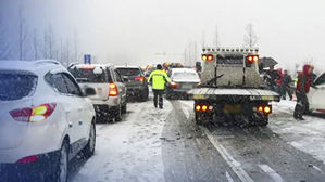 예상 밖 큰 눈에 꼼짝 못한 차량들&hellip;눈길 추돌 속출