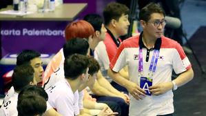 남측 상무 조영신 감독, 북측 군인 선수들과 핸드볼 단일팀