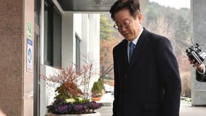 [현장영상] 이재명, 자택·집무실 압수수색에 "아내가 자유롭게 되길"