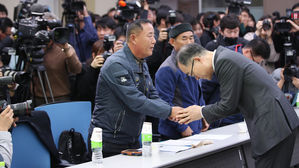 '한국판 아우슈비츠' 피해자 직접 만나 머리 숙인 검찰총장