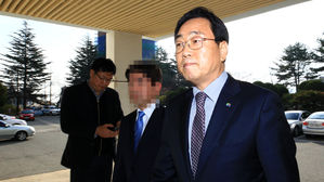 김철수 속초시장 9시간여 검찰 조사받고 귀가