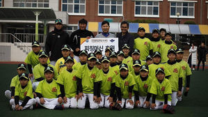 이만수 전 감독, 인천 지역 초등학교에 피칭 머신 후원