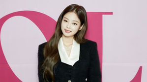 [SBS Star] BLACKPINK JENNIE Tops Billboard Chart with Her Solo Debut Track!