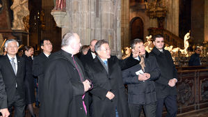 [포토] 문 대통령, 프라하성 시찰&hellip;한국 관광객들 환호에 손들어 인사도