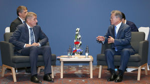 외교부 "문 대통령-체코 총리 '비공식 회담'은 실질적 정상회담"